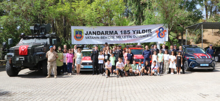 Kemer'de Jandarma Komutanlığı öğrencilere bisiklet hediye etti