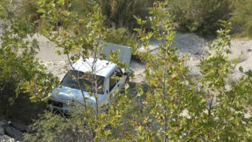 Kemer'deki kaza araç dere yatağına uçtu, sürücüsü yaralandı