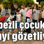 Kepezli çocuklar uzayı gözetliyor