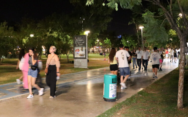 Konyaaltı Sahili'nde akşam yoğunluğu