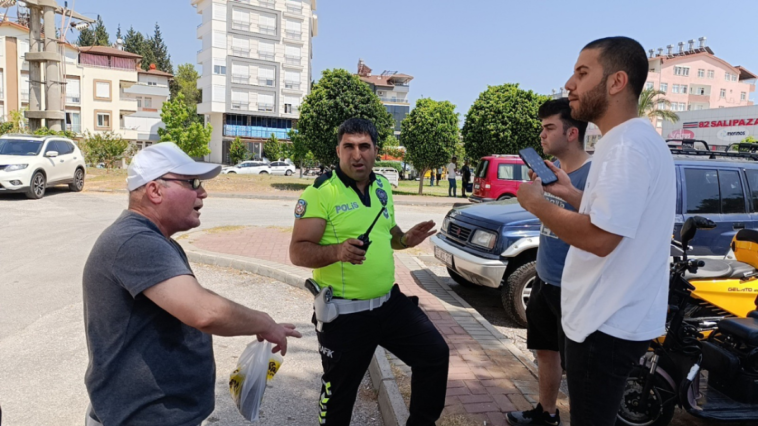 Manavgat'ta kaza yaptıktan sonra kaçan sürücüyü esnaf yakaladı