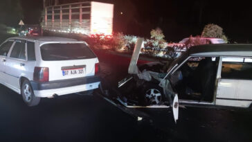 Manavgat'taki kazada 2 otomobil çarpıştı 2 kişi yaralandı