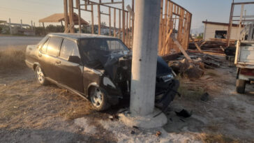 Manavgat'taki kazada aydınlatma direğine çarpan otomobilin sürücüsü yaralandı