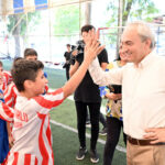 Minik futbolcuları sevindirdi