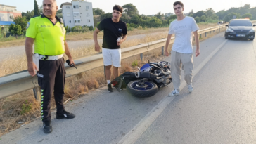 Motosiklet kazasında 1'i yabancı 2 kişi yaralandı
