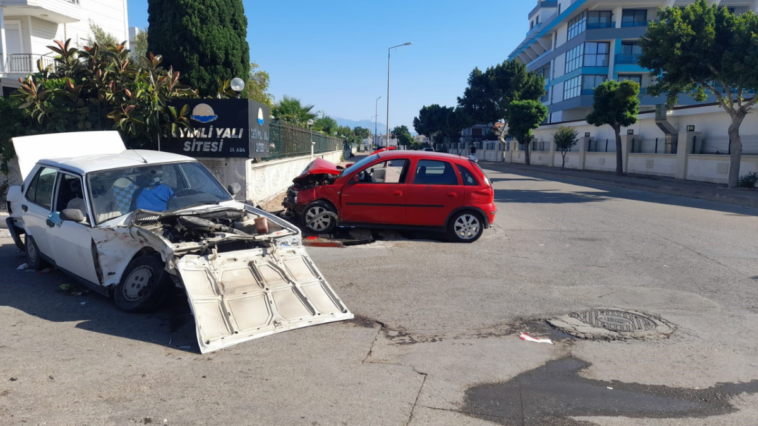 Serik'te 2 otomobil çarpıştı, 2 sürücü de yaralandı