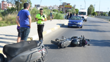 Serik'te motosiklet devrildi 2 kişi yaralandı