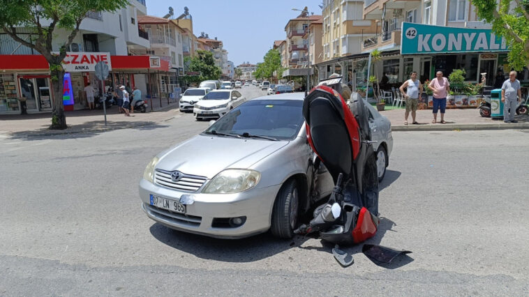 U dönüşü araca çarpan motosikletteki 2 kişi yaralandı