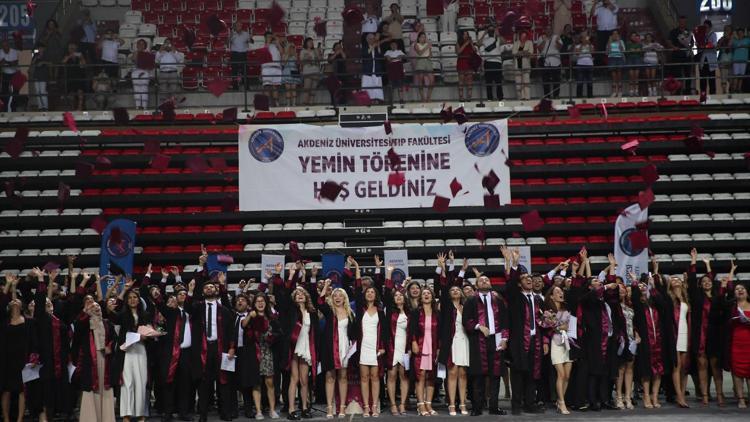 Akdeniz Üniversitesinde 293 genç hekim yemin etti