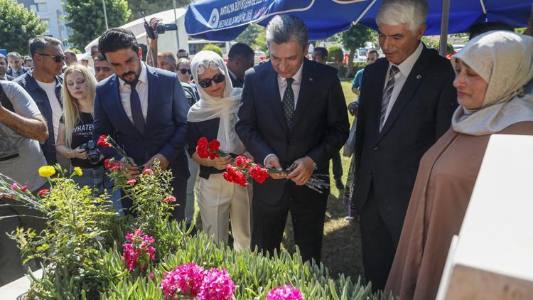 Antalya Şehitliğinde duygu dolu 15 Temmuz anması