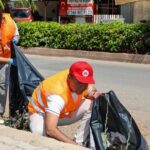 Başkan, gönüllü personelle sokakta çöp topladı