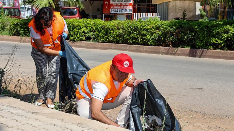 Başkan, gönüllü personelle sokakta çöp topladı