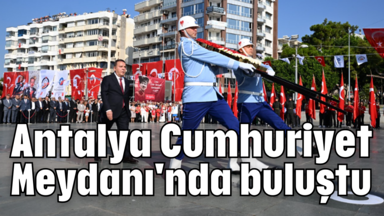 Antalya Cumhuriyet Meydanı'nda buluştu