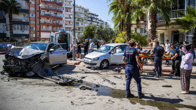 Antalya'da 2 otomobil çarpıştı 3 kişi yaralandı