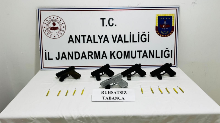 Antalya'da jandarma ruhsatsız 5 silah yakaladı