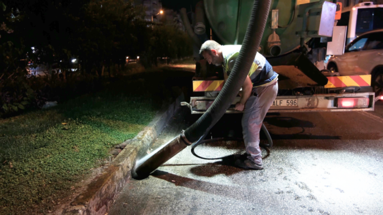 Antalya'da yağmur suyu hatları temizleniyor