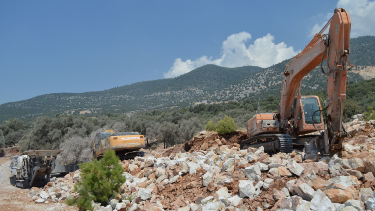 Büyükşehir Demre Yatıkardıç yayla yolunu yeniliyor