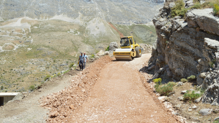 Büyükşehir Gündoğmuş Senir yayla yolunu yeniliyor