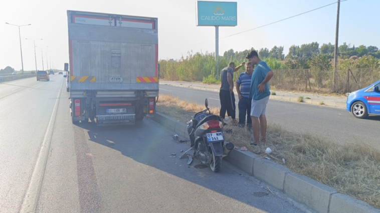 Emniyet şeridindeki araca çarpan motosiklet sürücüsü yaralandı