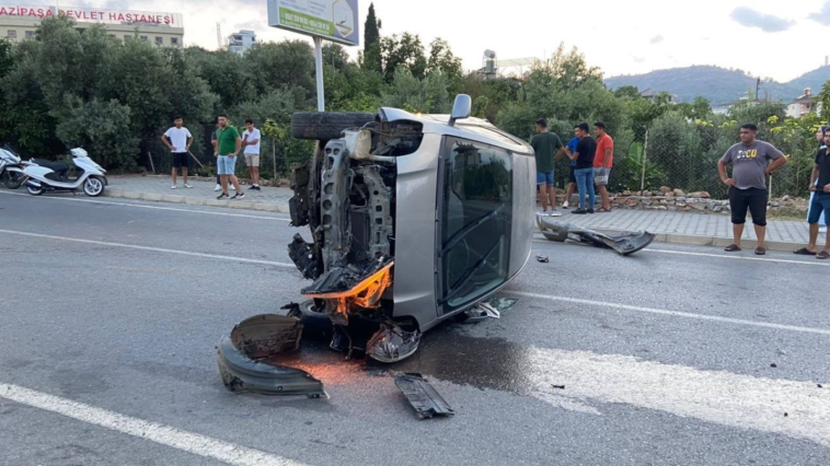 Gazipaşa'da sürücüsünün direksiyon hakimiyetini kaybettiği otomobil takla attı