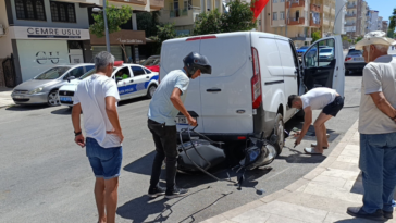 Kaza yapan motosiklet otomobilin altına girdi