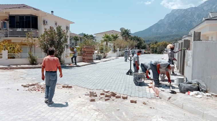 Kemer Çamyuva'da yol ve kaldırımlar yenilendi