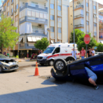 Kepez'de iki araç çarpıştı kimsenin burnu bile kanamadı