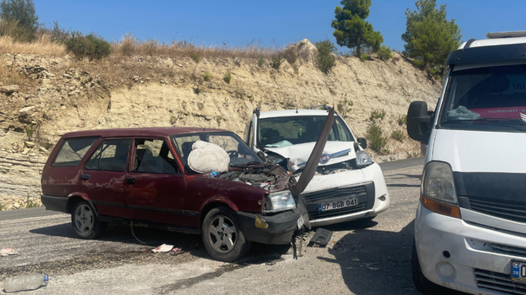 Manavgat'ta 2 araç çarpıştı 2 kişi yaralandı