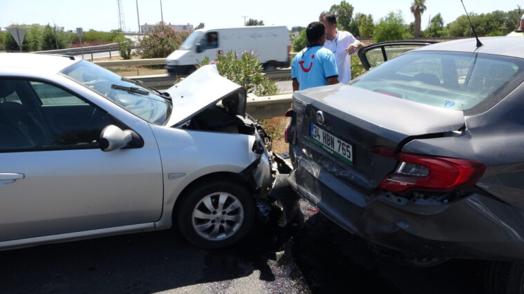 Manavgat'ta iki otomobilin çarpıştığı kazada şans eseri kimse yaralanmadı