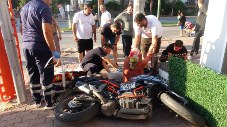 Otomobille çarpışan motosiklet kaldırımda yürüyen kadına çarptı