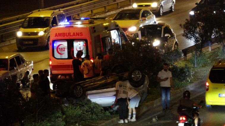 Refüje çarpıp takla atan otomobilin sürücüsünü itfaiye kurtardı