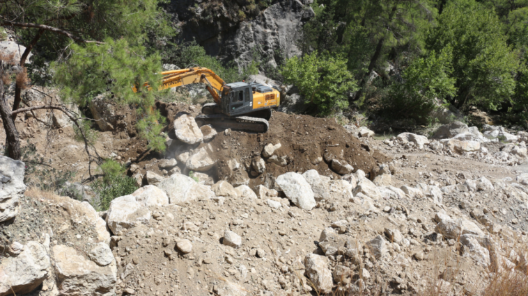 Serik-Akbaş grup yolunda güçlendirme çalışması yapılıyor