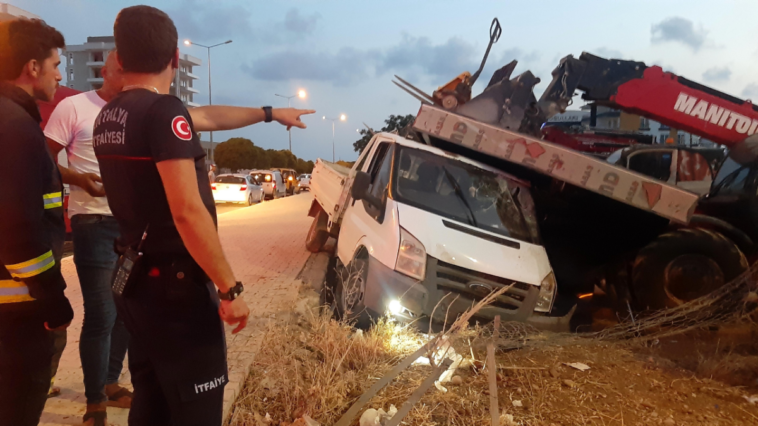 Serik'te kamyonet iş makinesine çarptı sürücü hafif yaralandı