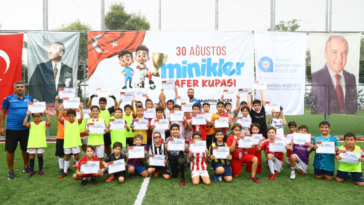 250 minik futbolcu Zafer Turnuvası'na katıldı