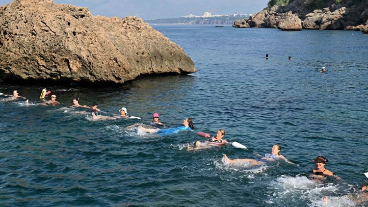 Muratpaşanın mavi bayraklı plajında su cimnastiği