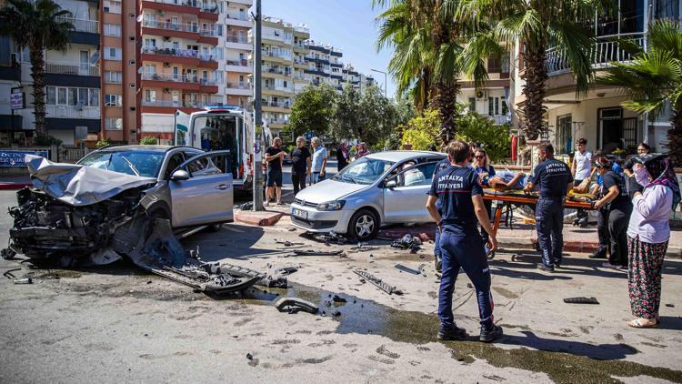 2 otomobil sokak kesişiminde çarpıştı: 3 yaralı