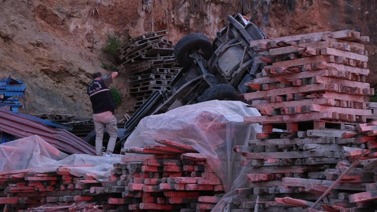 Kontrolden çıkan safari aracı 10 metreden yuvarlandı; anne öldü, bebeği yaralı