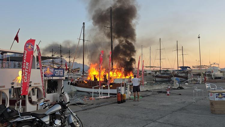 Marinada teknedeki yangın diğer teknelere de sıçradı