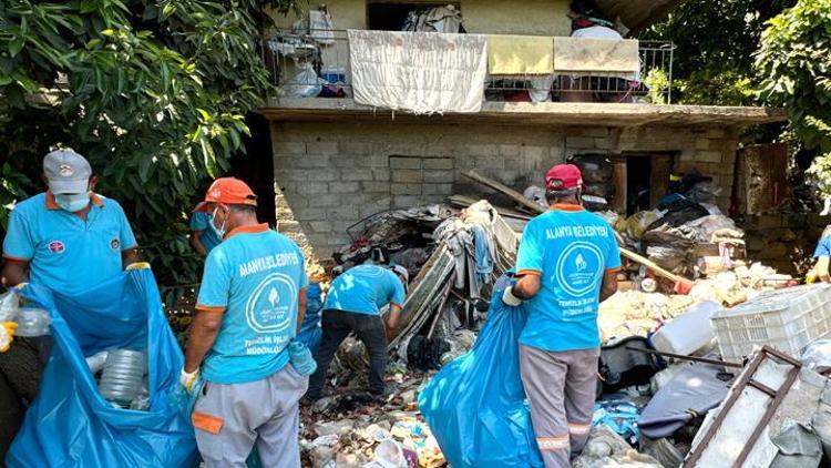 Antalyada çöp ev vakası: 4 kamyon çöp çıktı