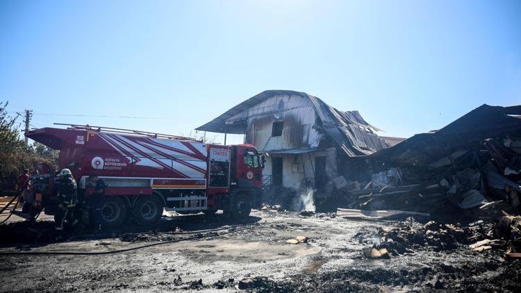 Antalyada kağıt fabrikası yandı