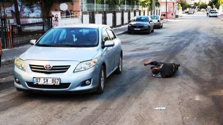 Madde bağımlısı yola yatarak, trafiği kapattı