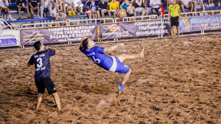 Manavgatta plaj futbolu coşkusu