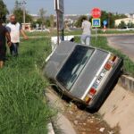 Kanala uçan otomobilden burunları kanamadan çıktılar