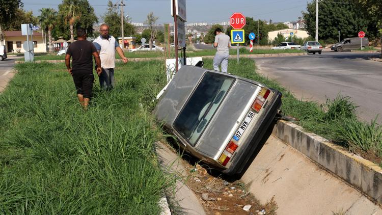 Kanala uçan otomobilden burunları kanamadan çıktılar