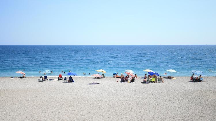 Antalya sahillerinde sıcak hava yoğunluğu