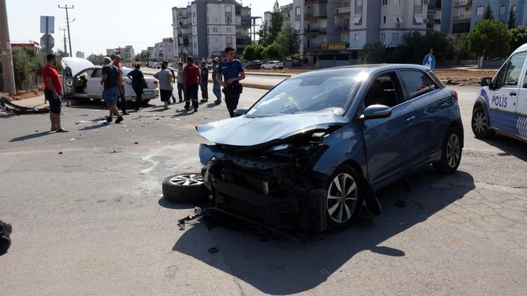 Otomobiller kavşakta çarpıştı; 1i çocuk 6 yaralı