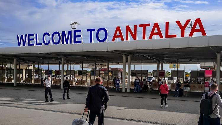 Antalyaya 13.5 milyon turist geldi