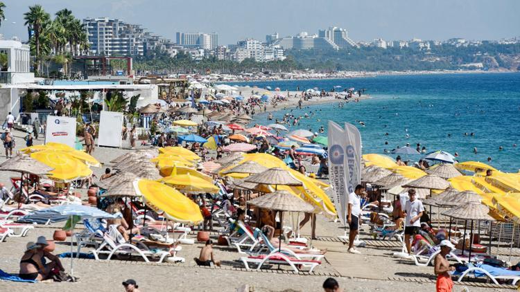 Antalyada sahillerde hafta sonu yoğunluğu