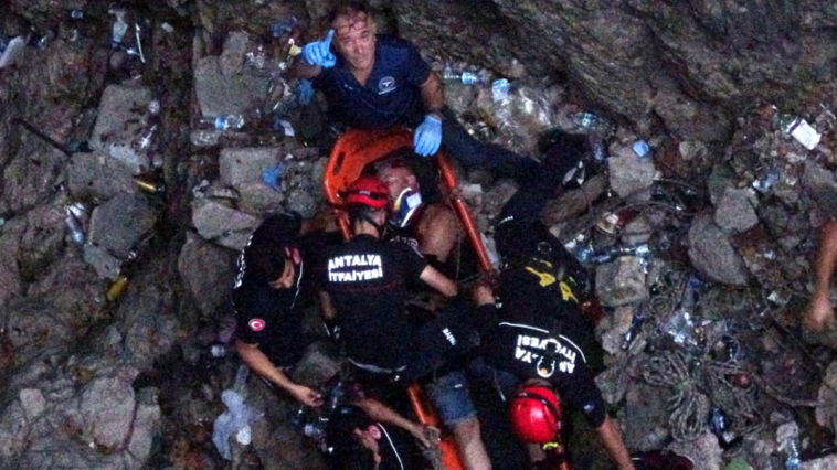 Antalya'da 30 metreden dengesini kaybedip denize düşen yabancıyı itfaiye kurtardı