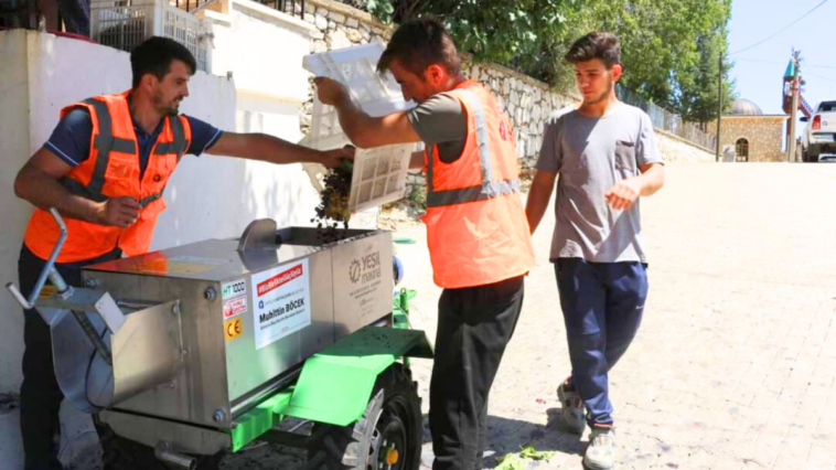 Antalya'da büyükşehirden çiftçiye destek sürüyor